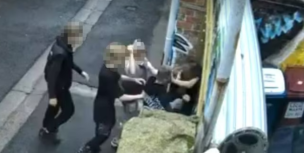 “舔我鞋子!”维州8名少年围殴男孩视频疯传,警方怒斥:行为令人作呕(视频/组图) - 2