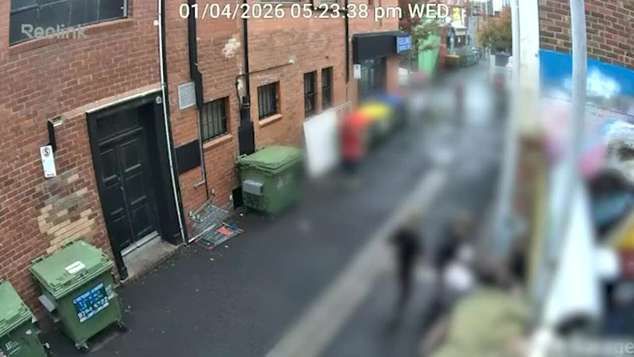 “舔我鞋子!”维州8名少年围殴男孩视频疯传,警方怒斥:行为令人作呕(视频/组图) - 1