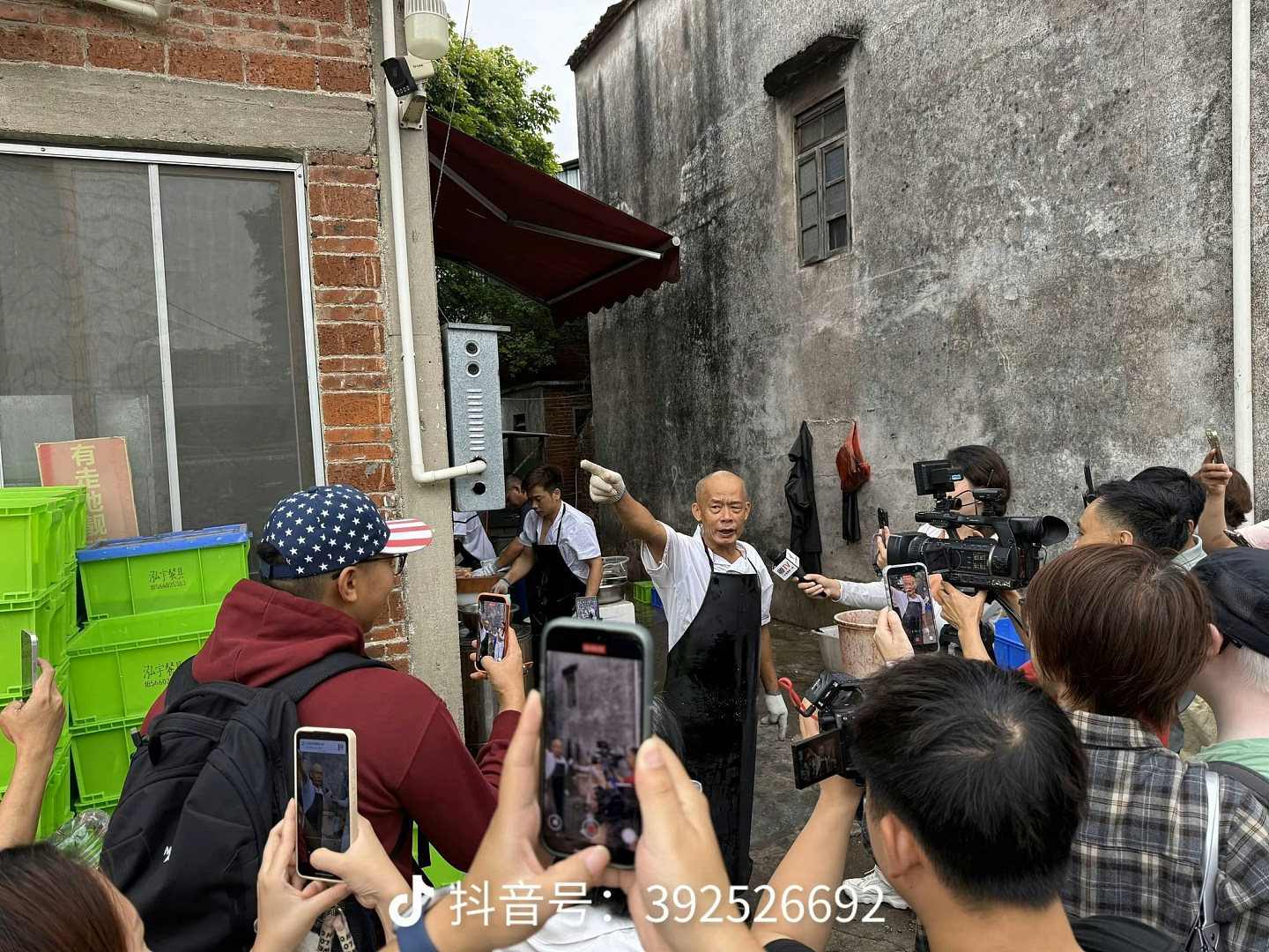 顺德鸡煲一夜爆红!老板自嘲用冰鲜鸡求“执笠”反引食客疯狂打卡(组图) - 6