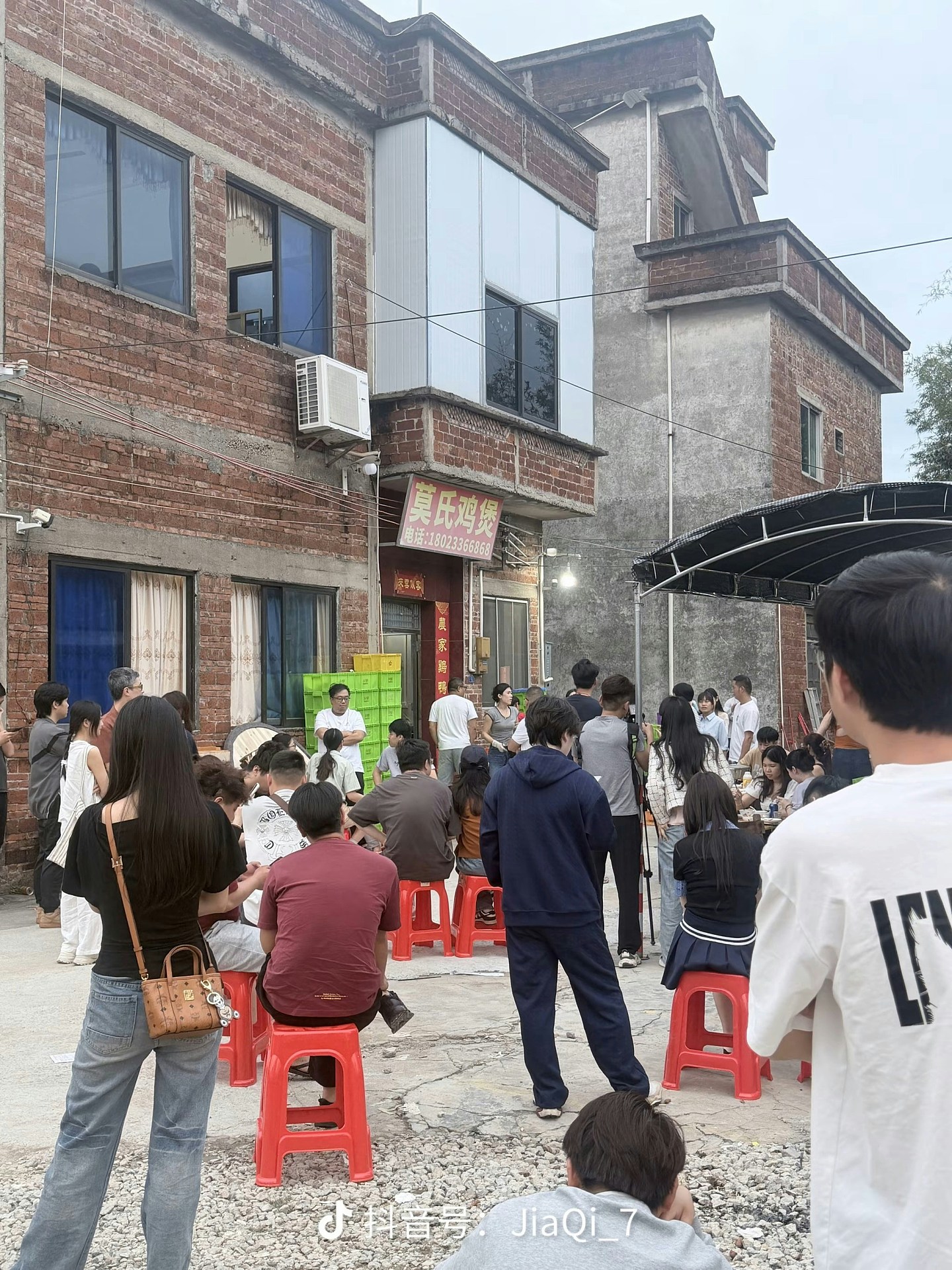 顺德鸡煲一夜爆红!老板自嘲用冰鲜鸡求“执笠”反引食客疯狂打卡(组图) - 11