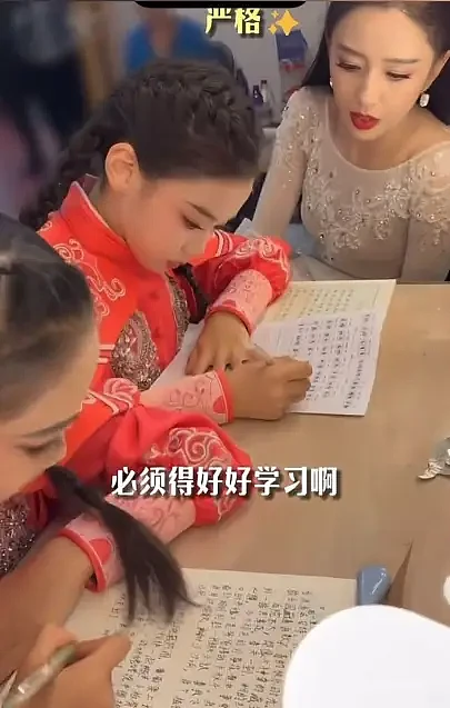 佟丽娅给小酒窝朵朵在舞台剧后台听写作业(组图) - 1