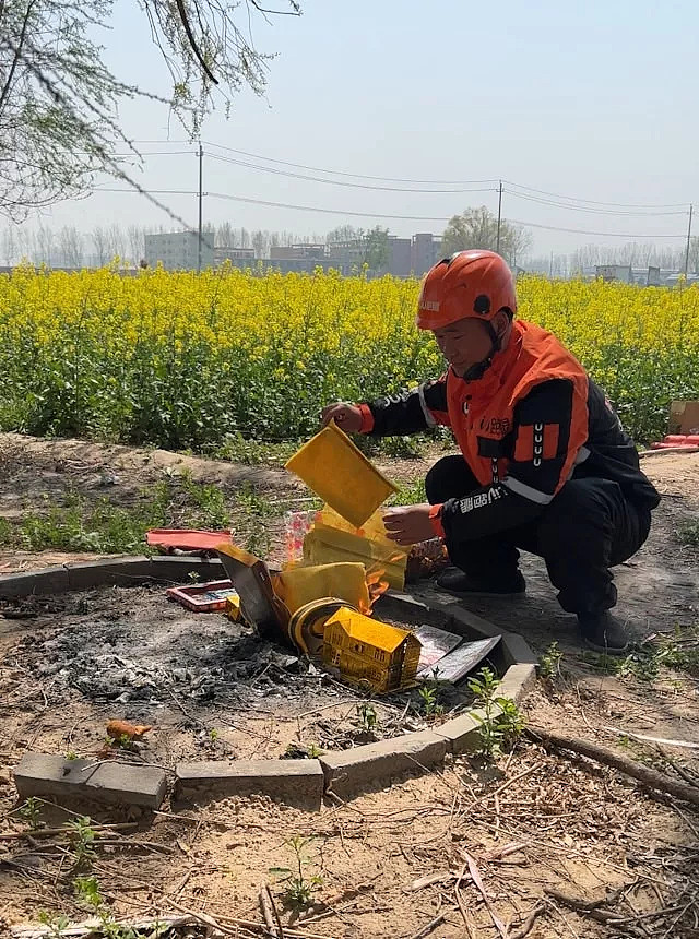 清明代祭服务爆红 ?4990孝心套餐上错坟，乱象多（组图） - 9