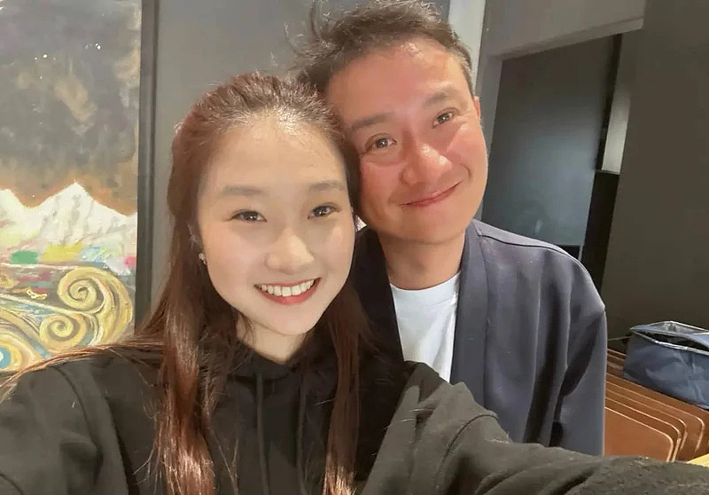 马伊琍大女儿晒与爸爸合影！文章头发稀疏显老态（组图） - 1