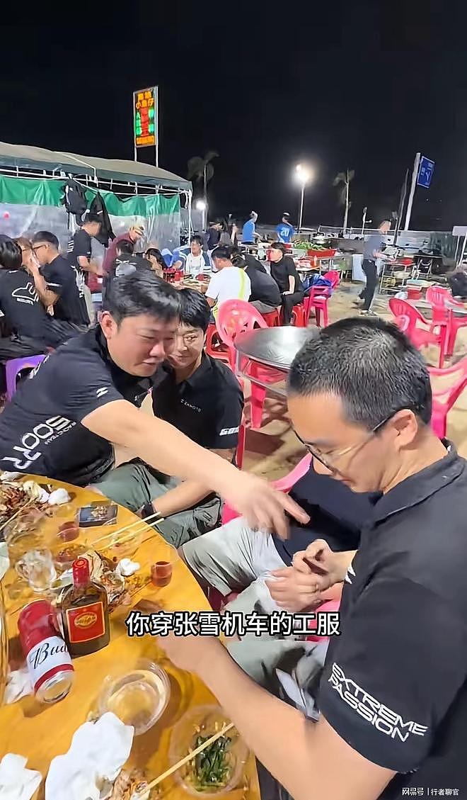 应届毕业生狂追2000公里求入职，一件起球工服让张雪当场拍板录用（组图） - 2