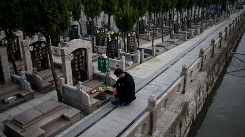 墓碑被贴欠费单引热议：死也死不起（组图） - 1
