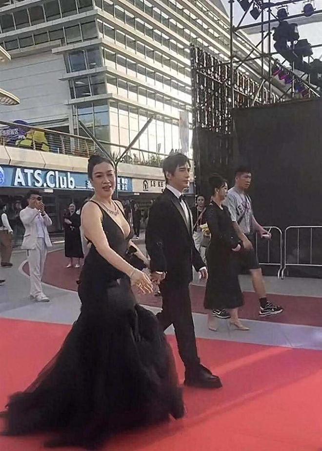 55岁钟丽缇被指穿着不得体,太过暴露,在直播中大胆跳操被指不雅(组图) - 1