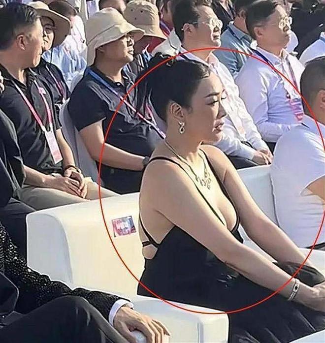 55岁钟丽缇被指穿着不得体,太过暴露,在直播中大胆跳操被指不雅(组图) - 3