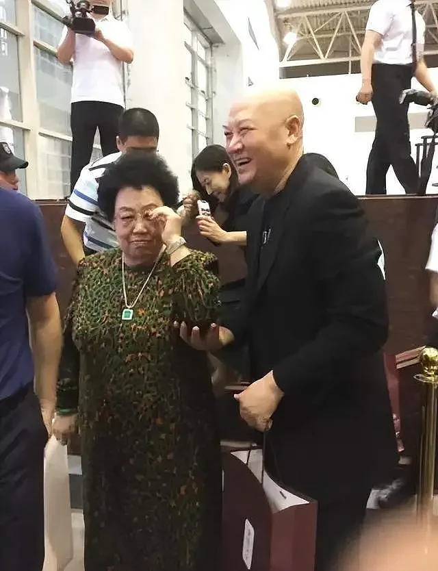 陈丽华和老公互称董事长迟先生，百亿遗产早有安排 - 1