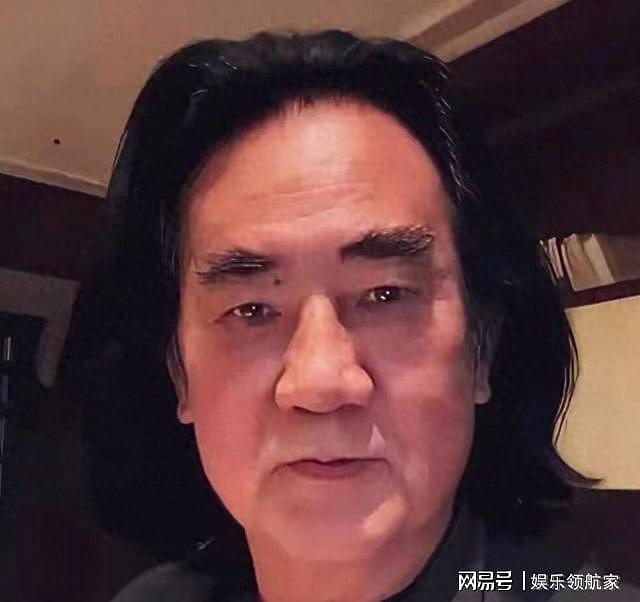 张纪中剃掉30年胡子，染黑发年轻20岁，全家差点没认出出来? - 1
