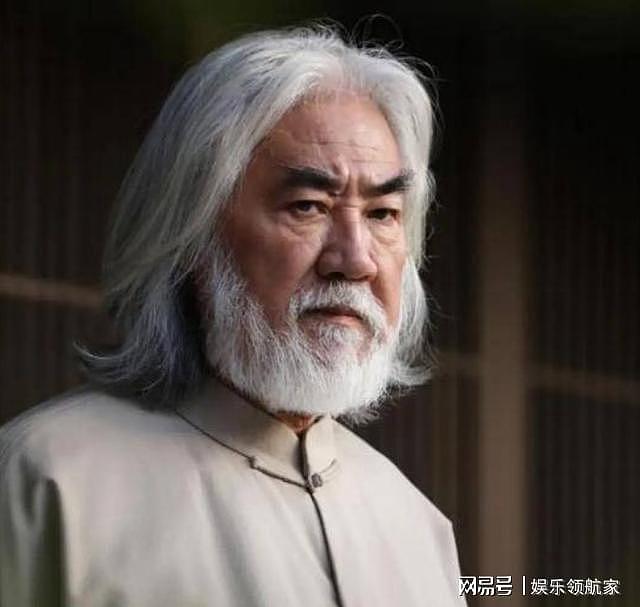 张纪中剃掉30年胡子，染黑发年轻20岁，全家差点没认出出来? - 2