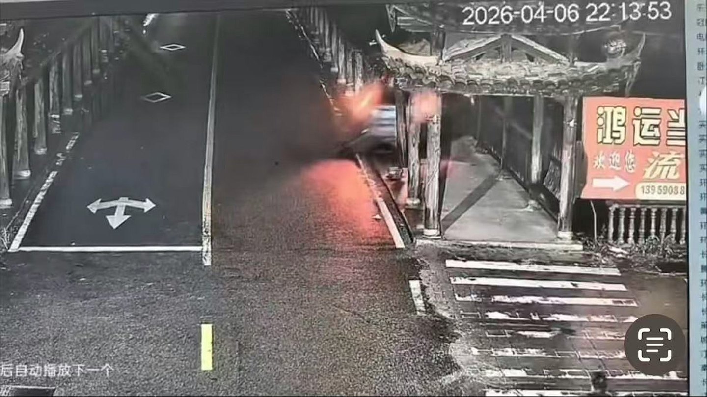 福建长汀汽车堕江致5死CCTV曝光！事发古廊桥为木制护栏（视频/组图） - 3
