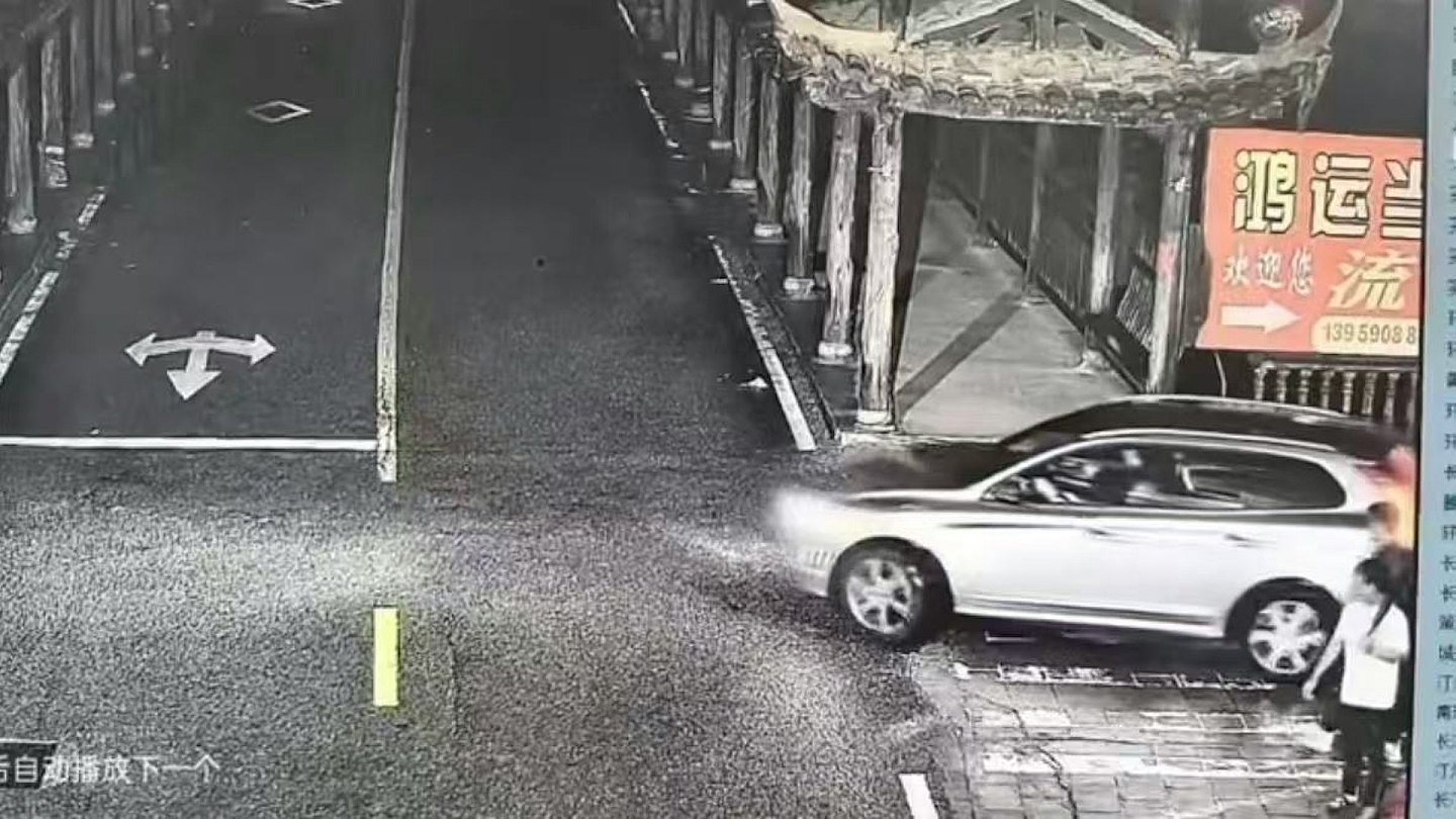 福建长汀汽车堕江致5死CCTV曝光！事发古廊桥为木制护栏（视频/组图） - 1