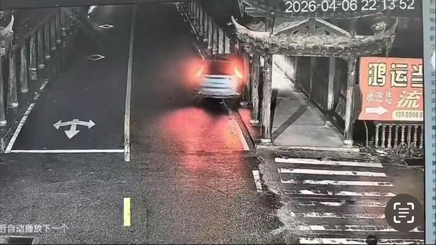 福建长汀汽车堕江致5死CCTV曝光！事发古廊桥为木制护栏（视频/组图） - 2