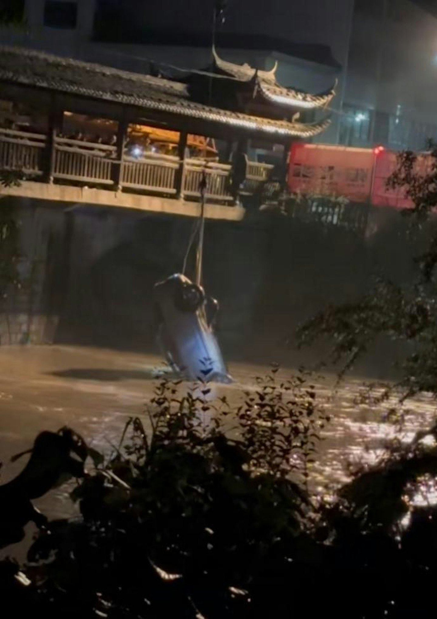 福建长汀汽车堕江致5死CCTV曝光！事发古廊桥为木制护栏（视频/组图） - 5