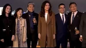 郑丽文在上海体验无人机送奶茶,开玩笑逗乐全场(图) - 1