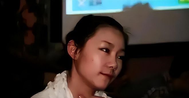2011年，她全裸接受记者采访，并称：我敢看你们，你们敢看我吗？（组图） - 8