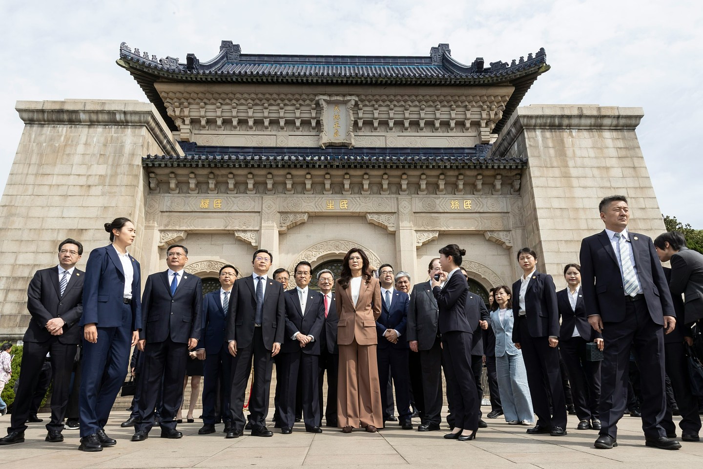 郑丽文晤上海市委书记陈吉宁:盼我们这一代人不要成为年轻人阻碍(组图) - 2