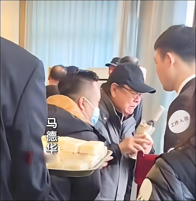 西游主演送别陈丽华：马德华痛哭，六小龄童冒雨，迟重瑞令人担忧（组图） - 10