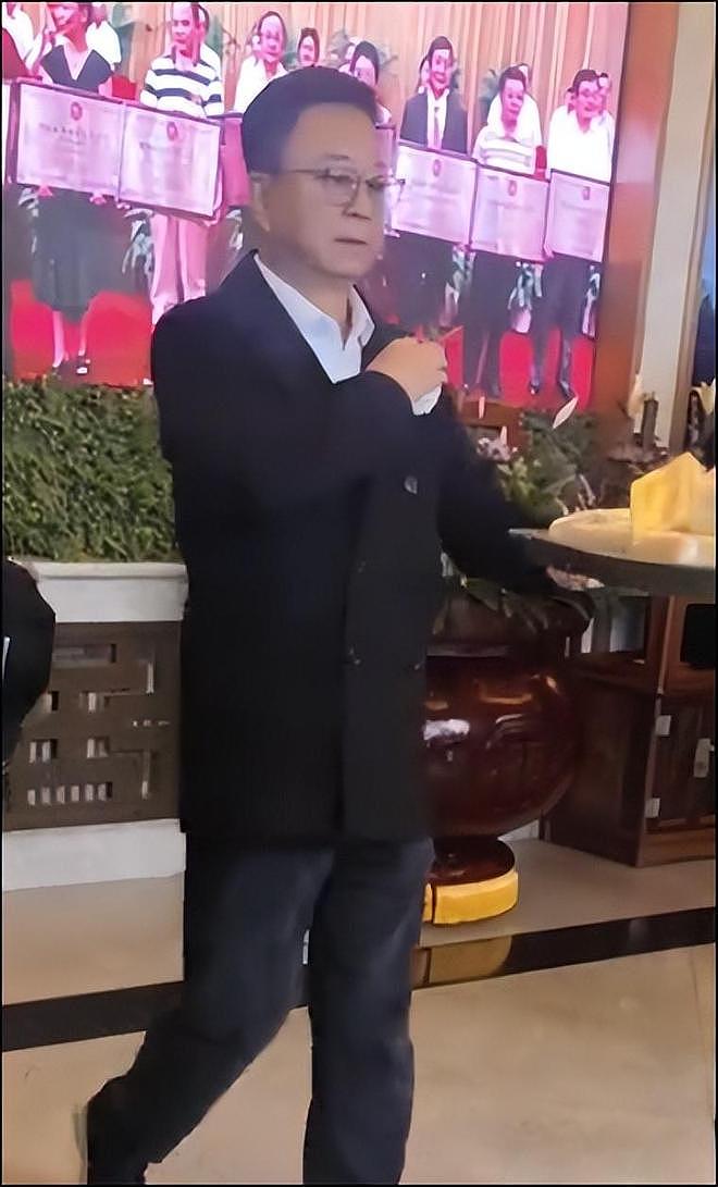 西游主演送别陈丽华：马德华痛哭，六小龄童冒雨，迟重瑞令人担忧（组图） - 13