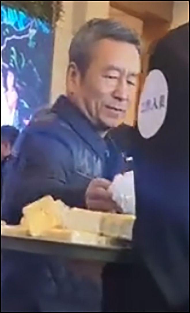 西游主演送别陈丽华：马德华痛哭，六小龄童冒雨，迟重瑞令人担忧（组图） - 14