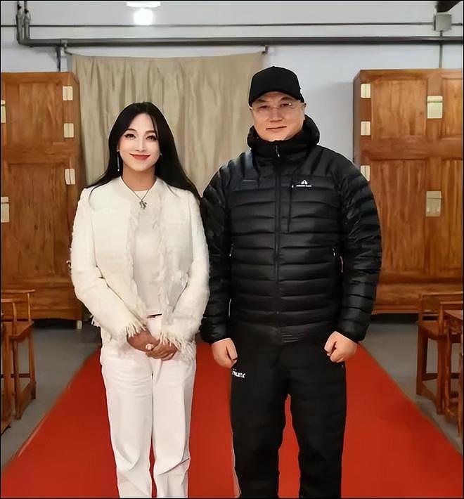 西游主演送别陈丽华：马德华痛哭，六小龄童冒雨，迟重瑞令人担忧（组图） - 17