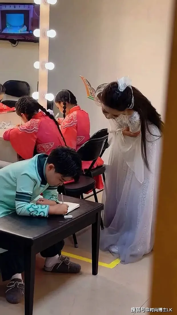 有钱人也很“卷”啊！佟丽娅台上台下两个样子 - 5