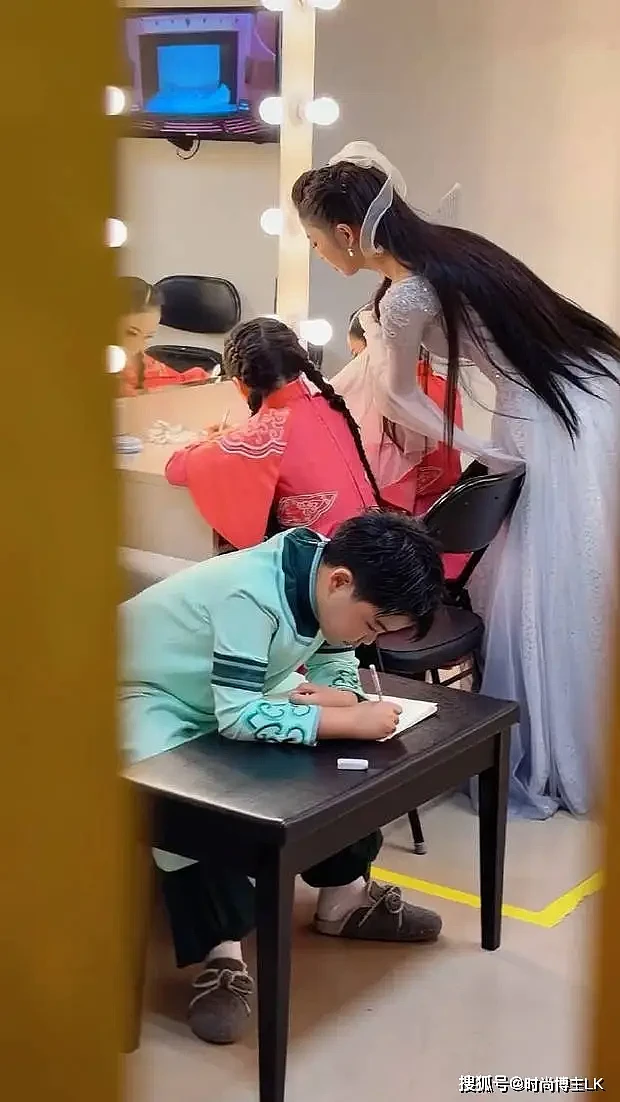 有钱人也很“卷”啊！佟丽娅台上台下两个样子 - 6