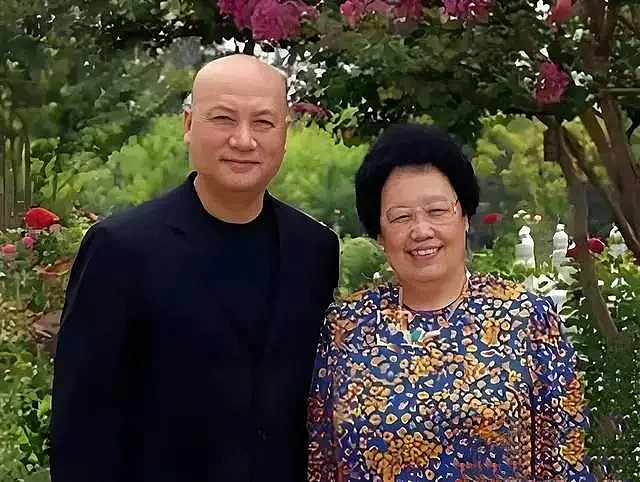 陈丽华追悼会现场!迟重瑞两眼无神,近照瘦到人疼(组图) - 5