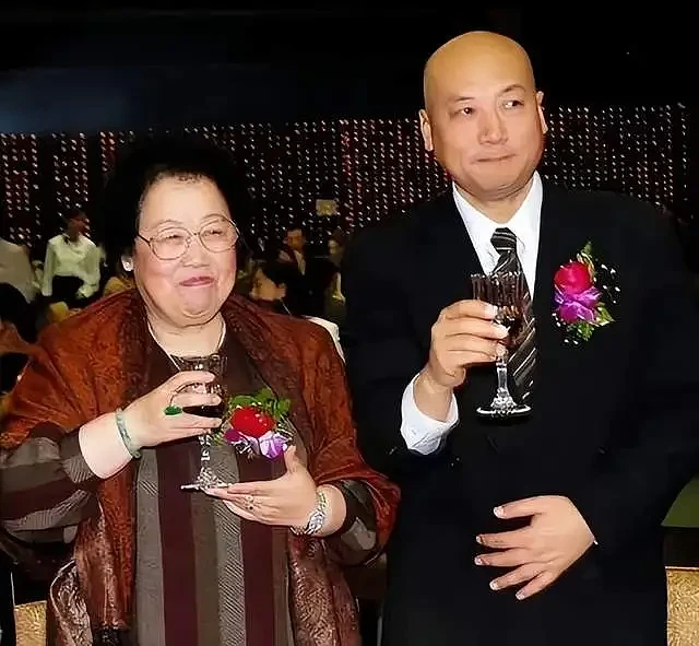 陈丽华追悼会现场!迟重瑞两眼无神,近照瘦到人疼(组图) - 6
