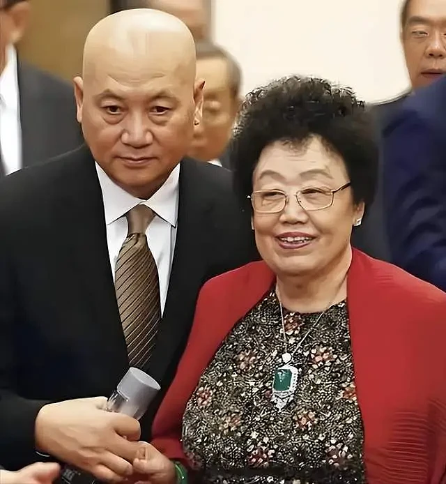 陈丽华追悼会现场!迟重瑞两眼无神,近照瘦到人疼(组图) - 12