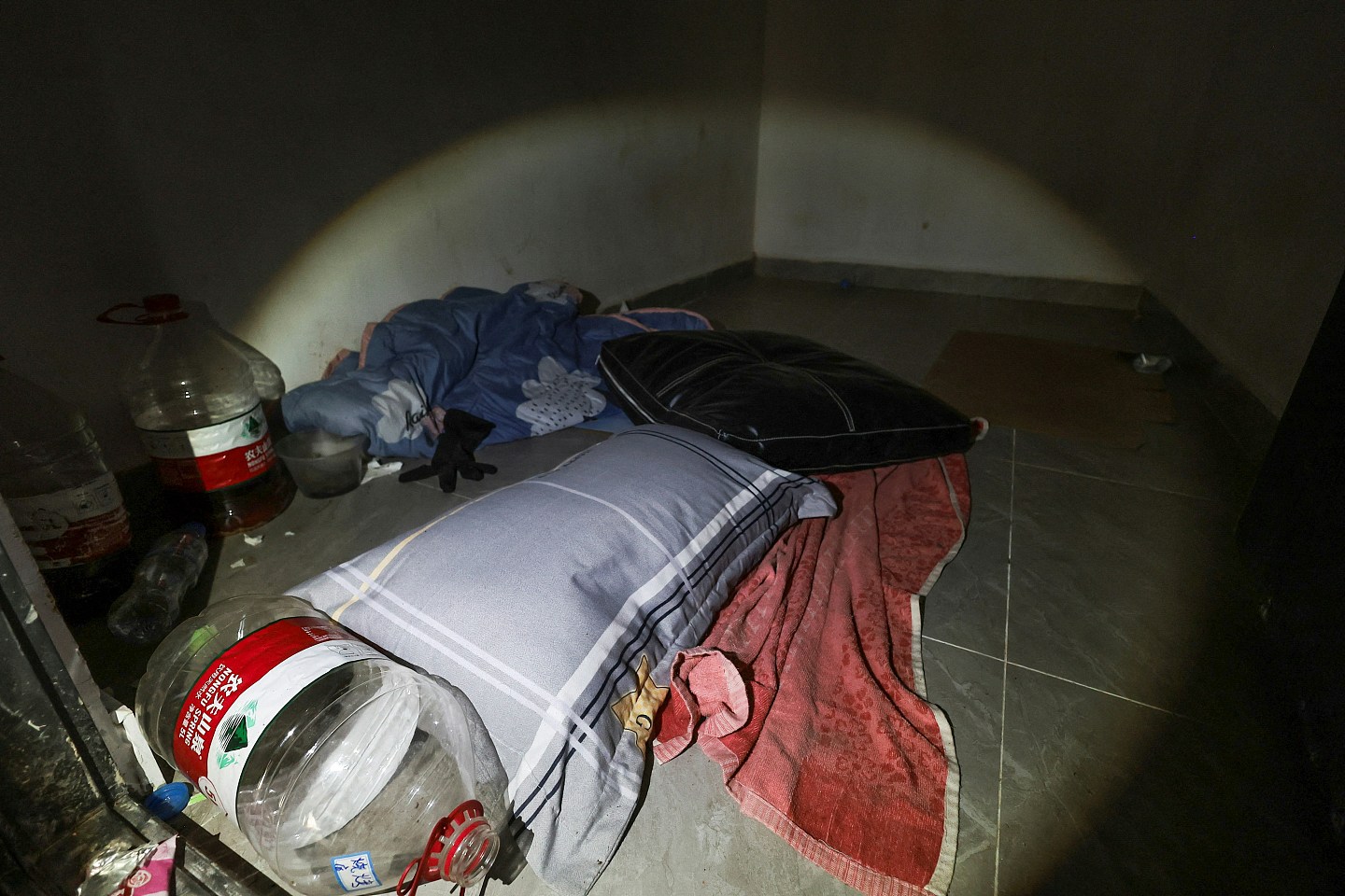 泰柬边境电诈园区内部曝光！商店、医院、赌场一应俱全，地下牢房刑具触目惊心（组图） - 3