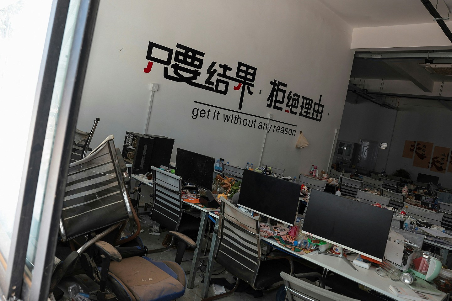 泰柬边境电诈园区内部曝光！商店、医院、赌场一应俱全，地下牢房刑具触目惊心（组图） - 4
