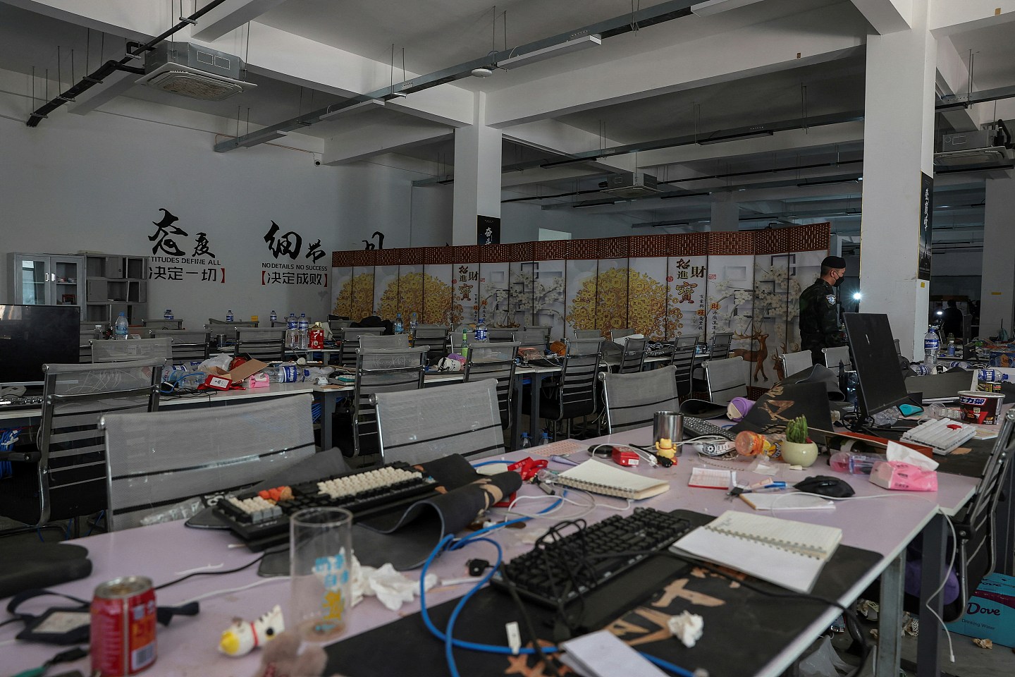 泰柬边境电诈园区内部曝光！商店、医院、赌场一应俱全，地下牢房刑具触目惊心（组图） - 5