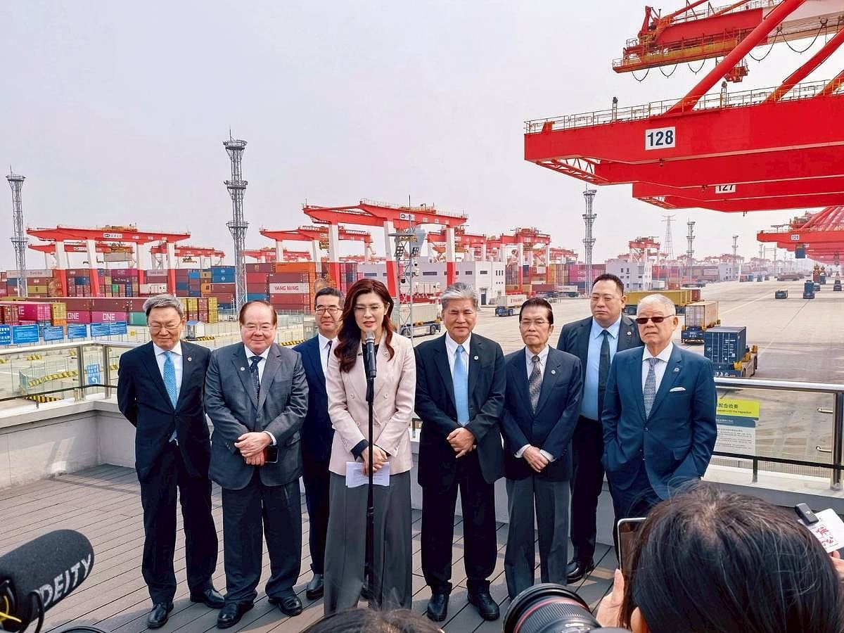 郑丽文参访上海洋山港发表讲话:在天空飞的应该是鸟 不是导弹 - 1