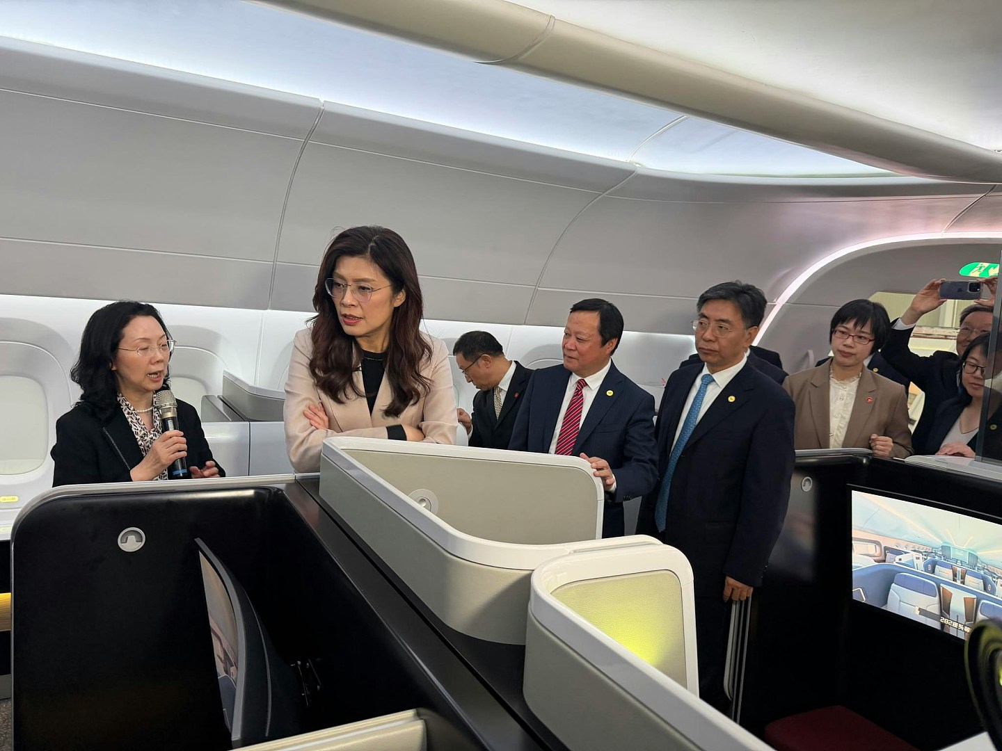 郑丽文参访上海洋山港发表讲话:在天空飞的应该是鸟 不是导弹 - 4