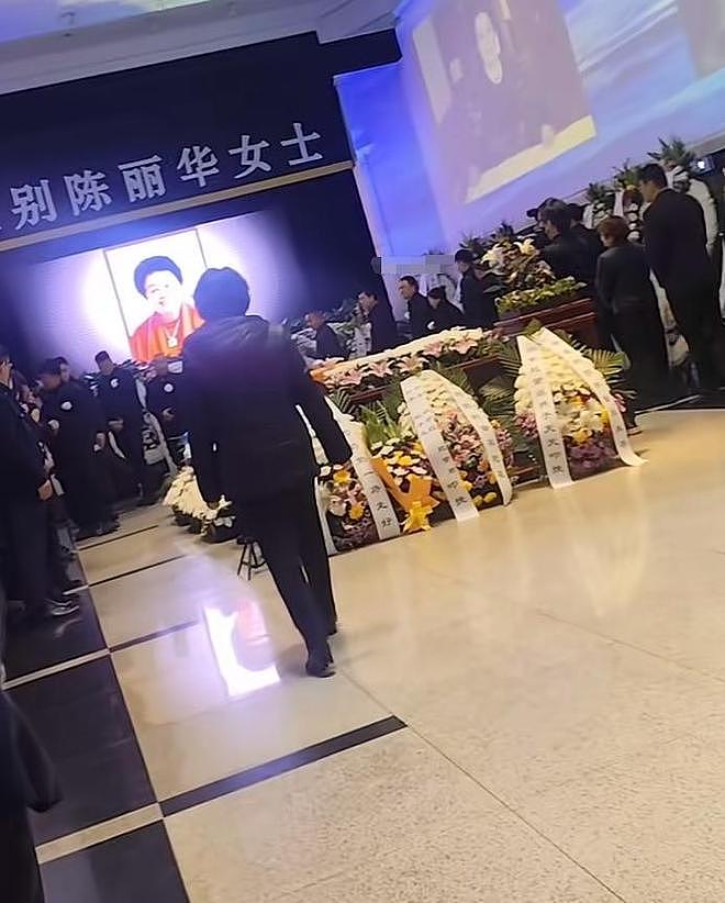 泪别女首富陈丽华！迟重瑞哭肿双眼，六小龄童白岩松冒雨现身（组图） - 6