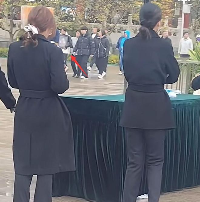 泪别女首富陈丽华！迟重瑞哭肿双眼，六小龄童白岩松冒雨现身（组图） - 13