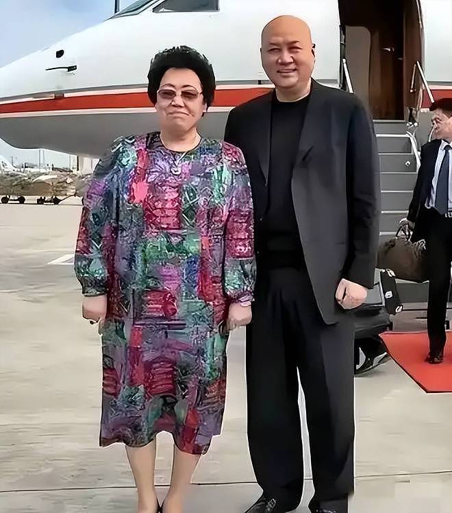 泪别女首富陈丽华！迟重瑞哭肿双眼，六小龄童白岩松冒雨现身（组图） - 16