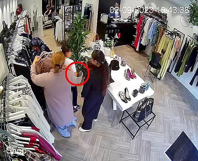 7岁女孩偷走粉色香奈儿,店主却说:她是受害者(组图) - 4