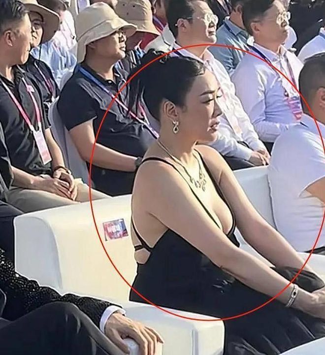 55岁钟丽缇再穿“大尺度”衣服 - 2
