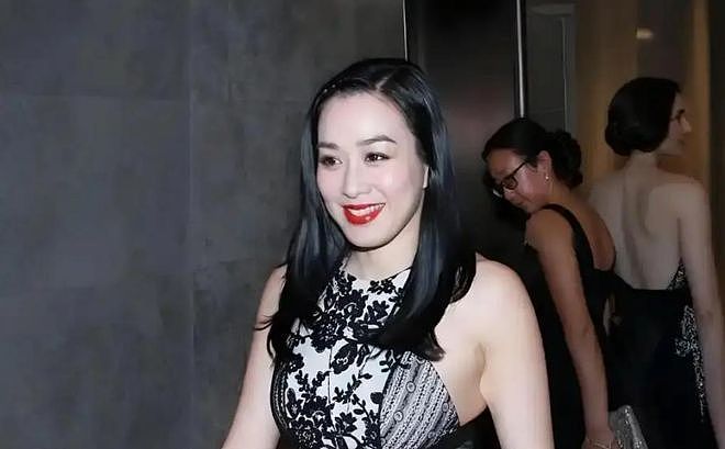 55岁钟丽缇再穿“大尺度”衣服 - 6