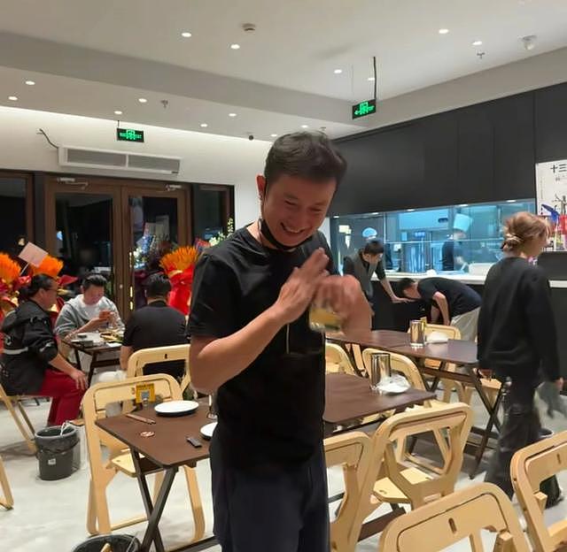 上海弄堂端油泼面的老板，竟是当年爆红的演员文章？ - 1