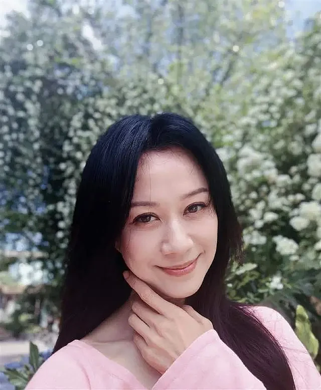 帮前夫还债，养5个老人，50岁倪虹洁成最狠大女主（组图） - 1