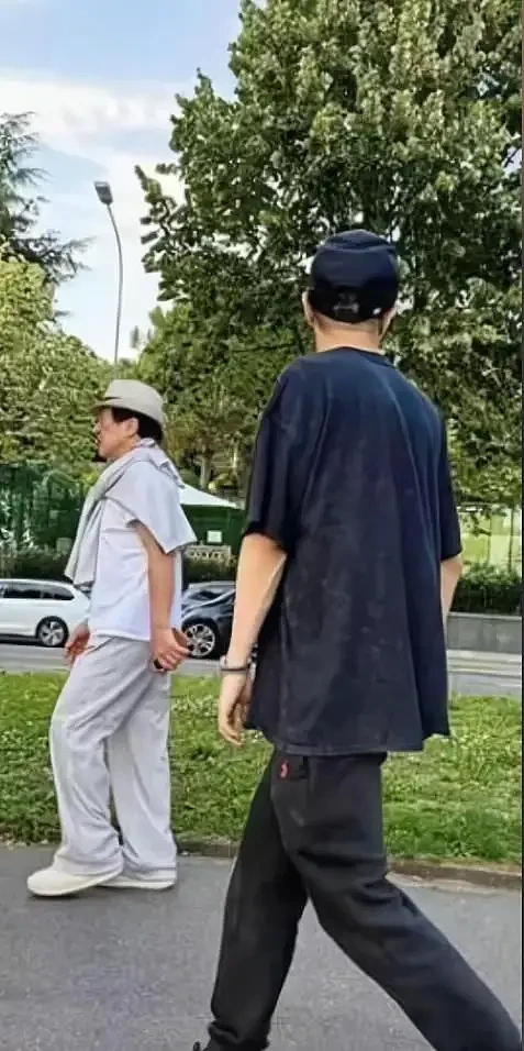 72岁成龙生日当天，带43岁儿子惠州游玩（组图） - 2