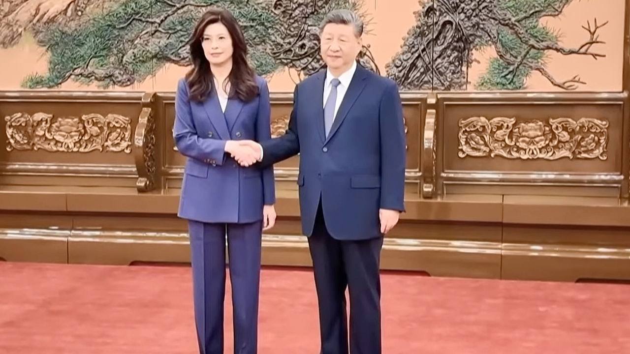 历史画面！习近平称她“郑丽文主席”，两人握手14秒（视频/组图） - 1