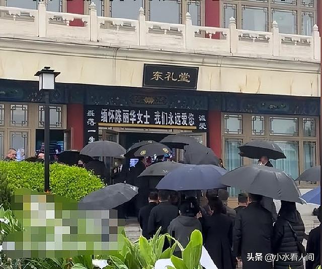 陈丽华葬礼现场，孙子罕见露面，迟重瑞与长子并肩，戳穿真实处境 - 2