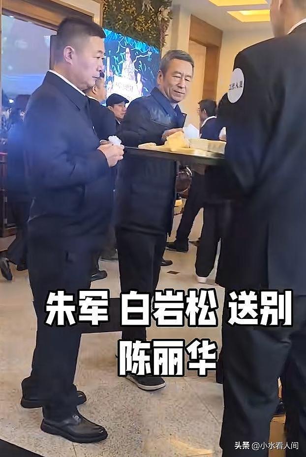 陈丽华葬礼现场，孙子罕见露面，迟重瑞与长子并肩，戳穿真实处境 - 4