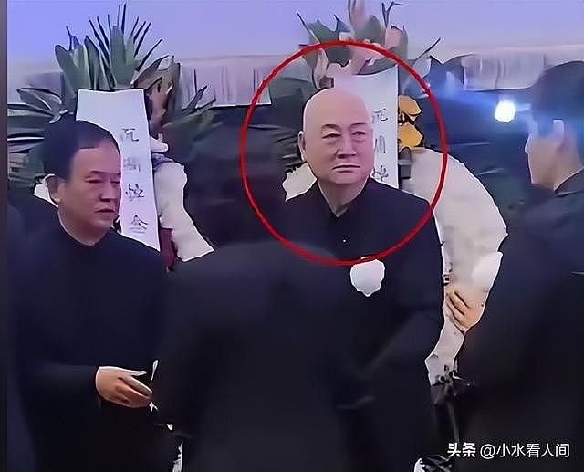 陈丽华葬礼现场，孙子罕见露面，迟重瑞与长子并肩，戳穿真实处境 - 5