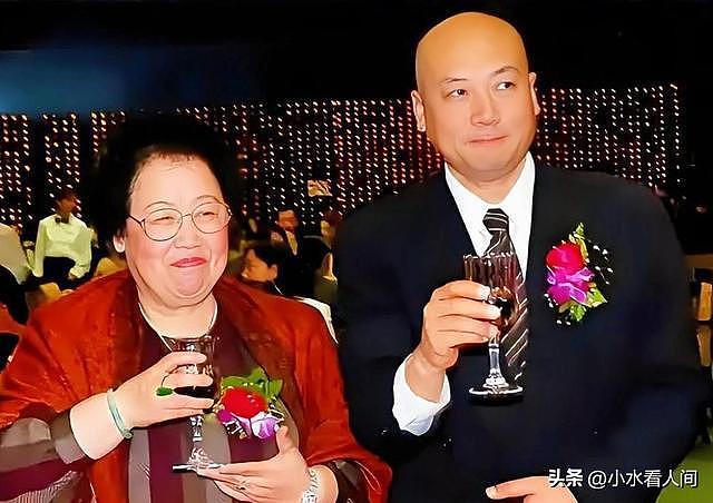 陈丽华葬礼现场，孙子罕见露面，迟重瑞与长子并肩，戳穿真实处境 - 8