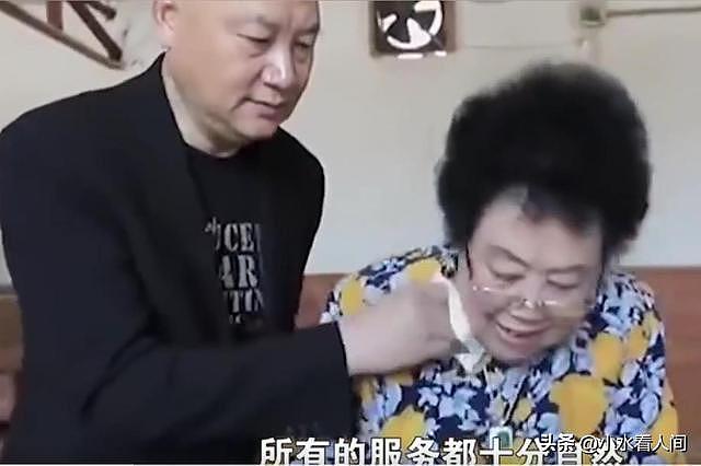 陈丽华葬礼现场，孙子罕见露面，迟重瑞与长子并肩，戳穿真实处境 - 9